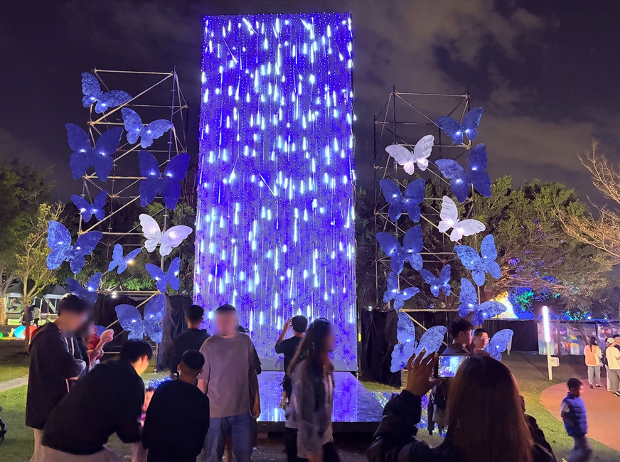 「幻蝶瀑布」燈組，推廣中部重視紫斑蝶保育及臺中植物園。圖/臺中市政府農業局提供