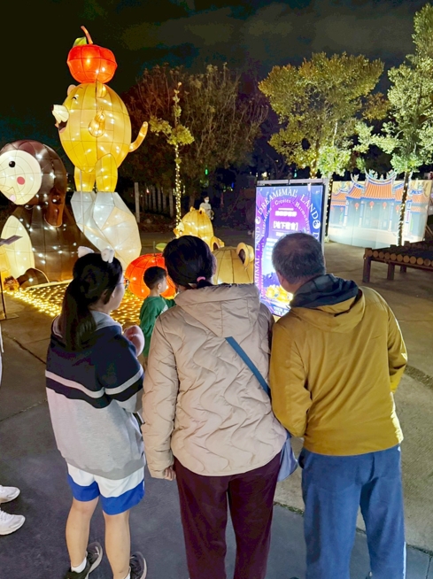 臺中市政府農業特別規劃「小小解說員」為民眾導覽，讓學生及民眾都能在燈會中獲得更多動保知識與設計理念。圖/臺中市政府農業局提供