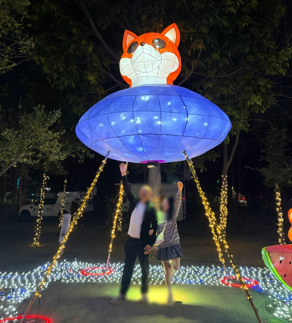 星際救援燈組-強調為寵物植入晶片，下方燈光拍照與飛碟燈組融為一體。圖/臺中市政府農業局提供