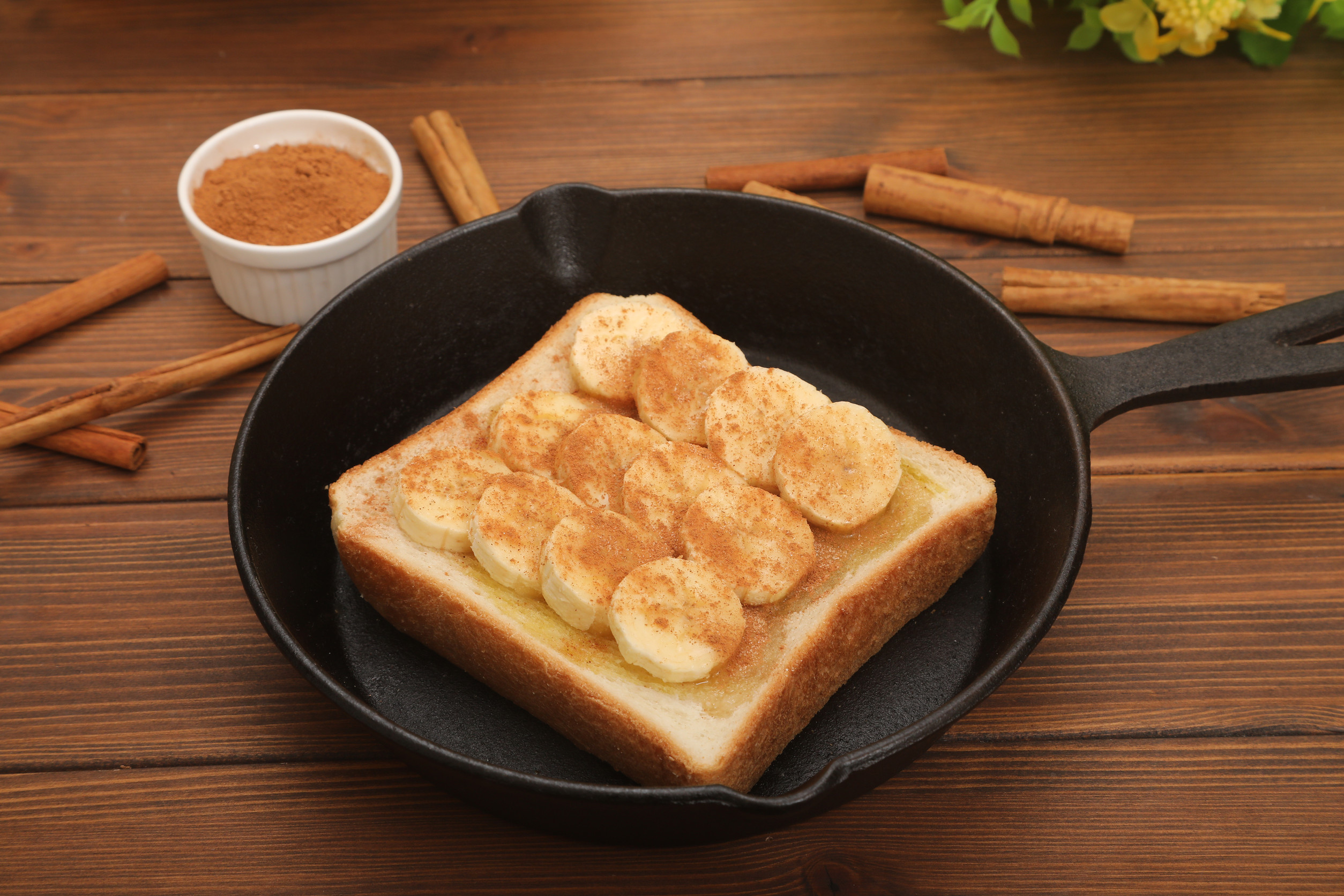 焦糖肉桂煎香蕉塔。圖/123RF圖庫