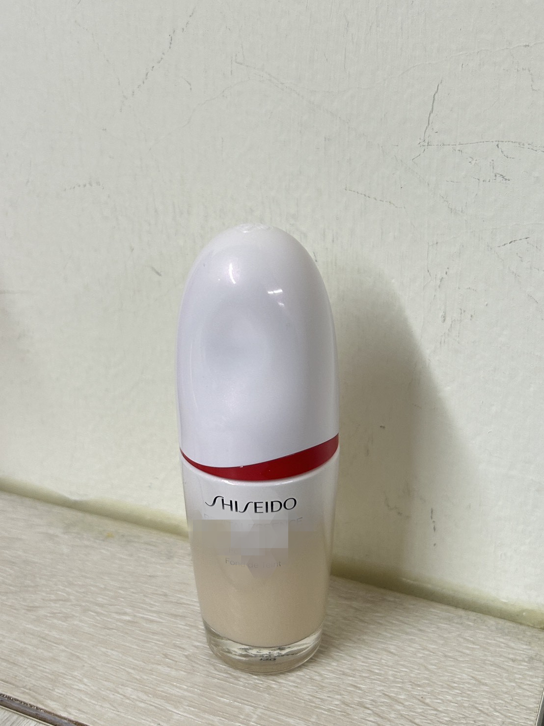 女網友拿出超喜歡的資生堂粉底液化妝，隨後在社群平台分享了一張自己眼神堅定、妝感高級的照片。圖/鄭欣宜拍攝、後製