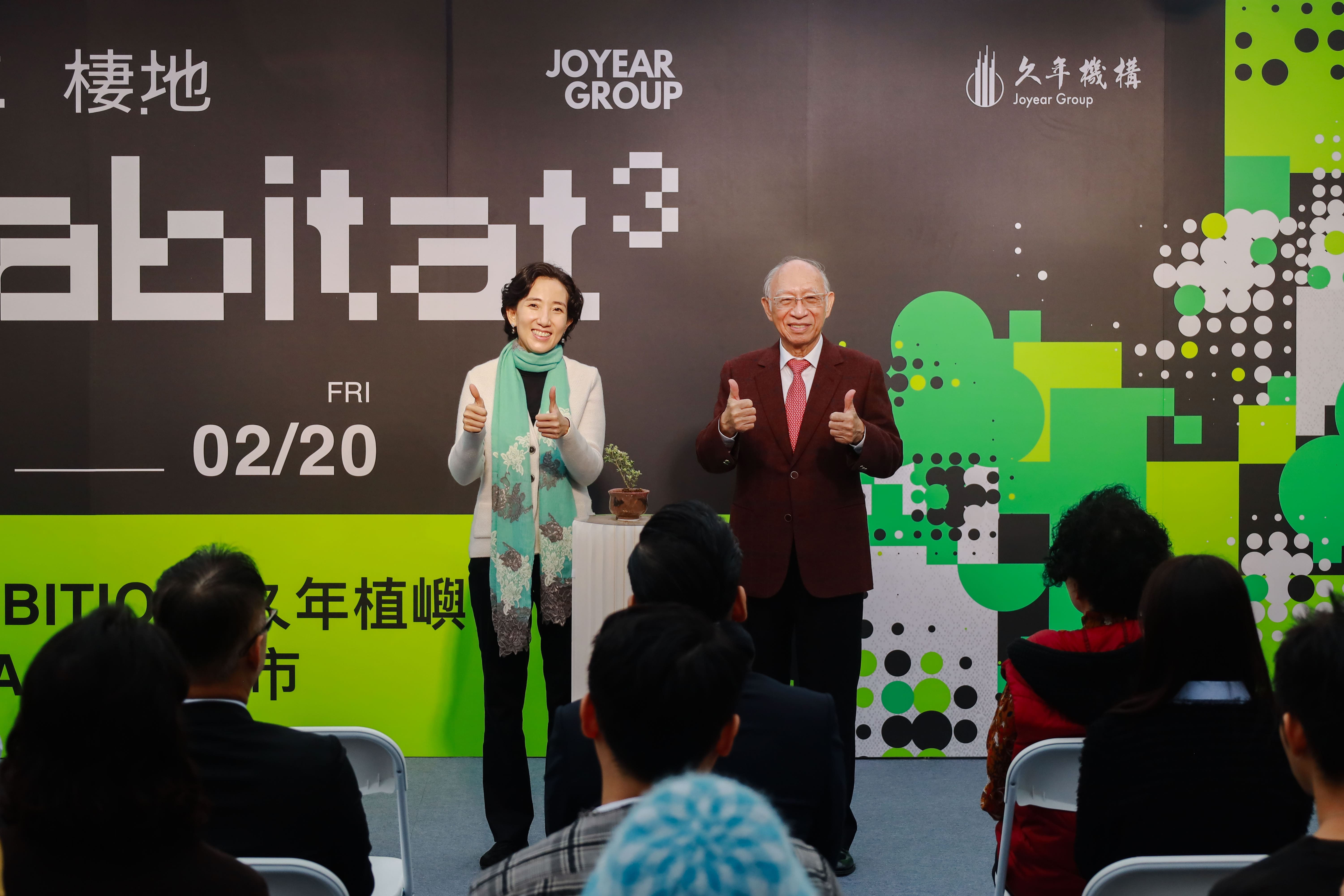 久年機構董事長郭鵬霄（右）與總經理郭彥君（左）分享久年機構與三峽淵源，期許將來。圖/久年機構提供