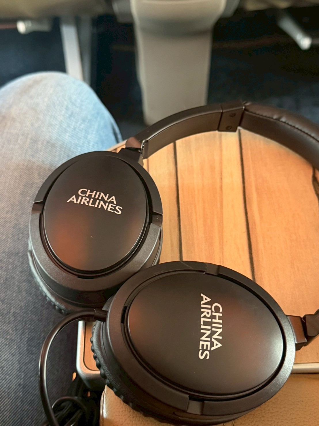 華航豪經艙配備的降噪耳機，乘客反應佩戴舒適、質感佳。圖/葉佳欣拍攝