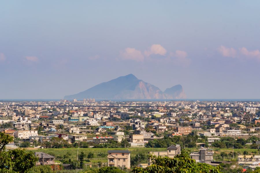 漫步蘭陽平原眺望龜山島,午後再回到飯店享受溫泉,令人感到放鬆。圖 / 花東縱谷國家風景區管理處 提供