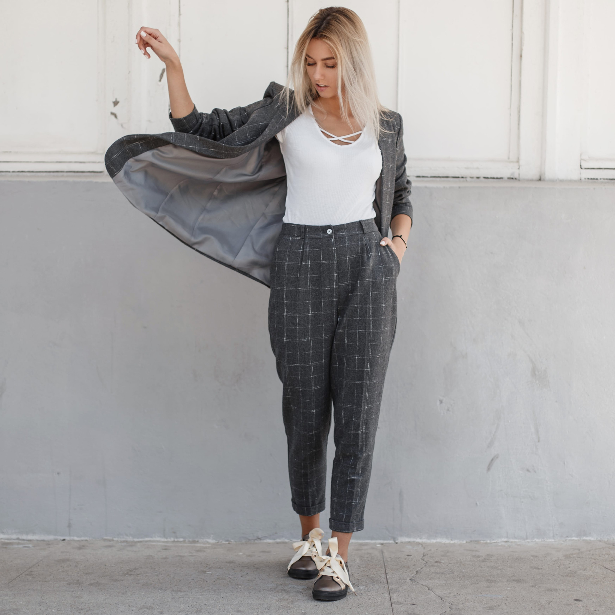 有點女人味的白T恤，配上蝴蝶結鞋帶休閒鞋，既正式也俏皮。圖/123RF圖庫