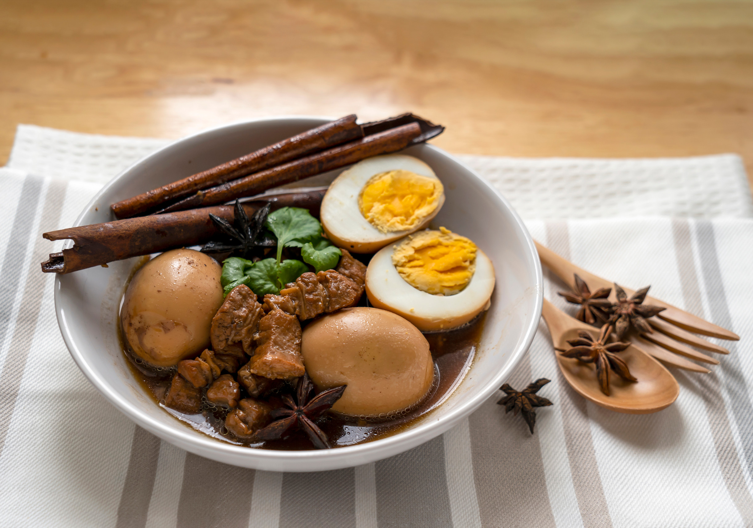 把剩下的茶葉蛋跟滷肉一起加熱,可以配飯也可以澆在勁道的手工麵條上。圖/123RF圖庫