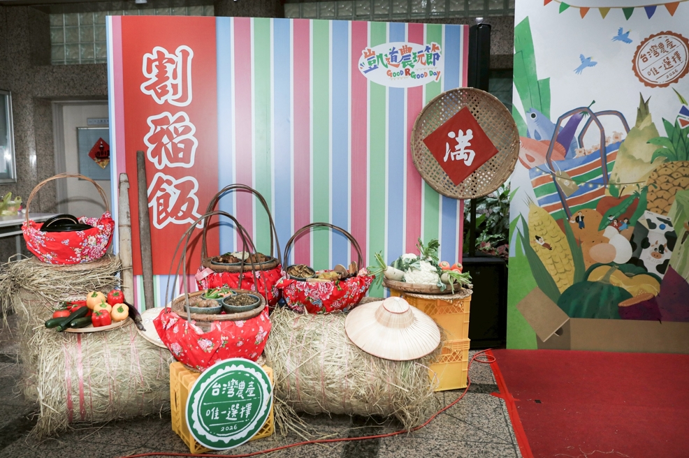 記者會現場展示「割稻飯」文化，早期稻田主人為答謝前來幫忙農事的親友，會煮豐盛的飯菜送到田邊給大家吃，充滿濃厚的人情味。圖/農業部提供