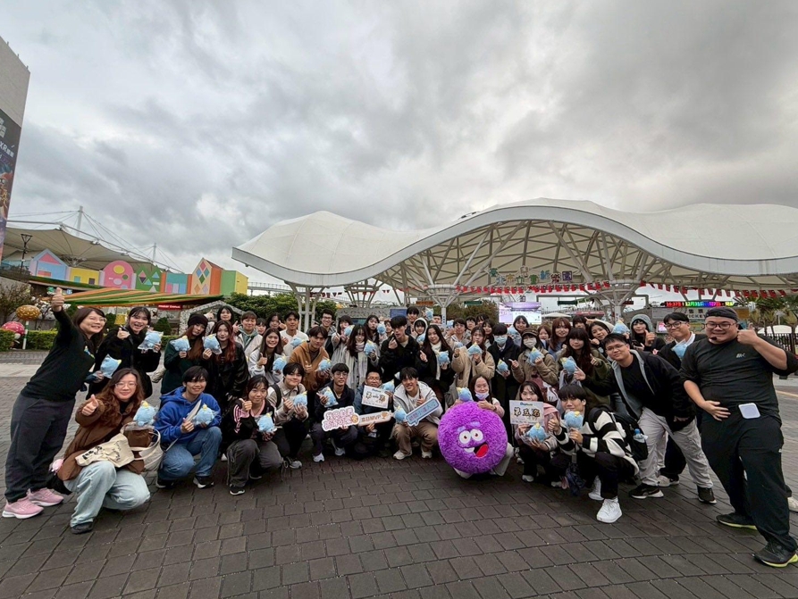 邊玩邊逛街!Popworld蹦世界實境解謎遊戲 成為地方創生新推手 遊戲玩家參加2025 年 Popworld 蹦世界推出的實境遊戲《精靈樂園:看不見的世界》。圖/Popworld 蹦世界提供