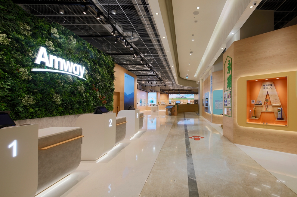 打破傳統零售框架，新竹安麗空間內部採用「零貨架」設計，將陳列空間轉化為舒適的互動區。圖/安麗提供