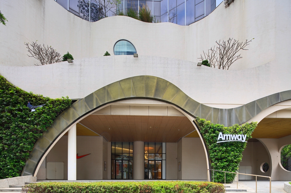 安麗首度將體驗空間移至新竹商場，流線型的建築與綠意植生牆相呼應，營造出永續發展的品牌形象。圖/安麗提供