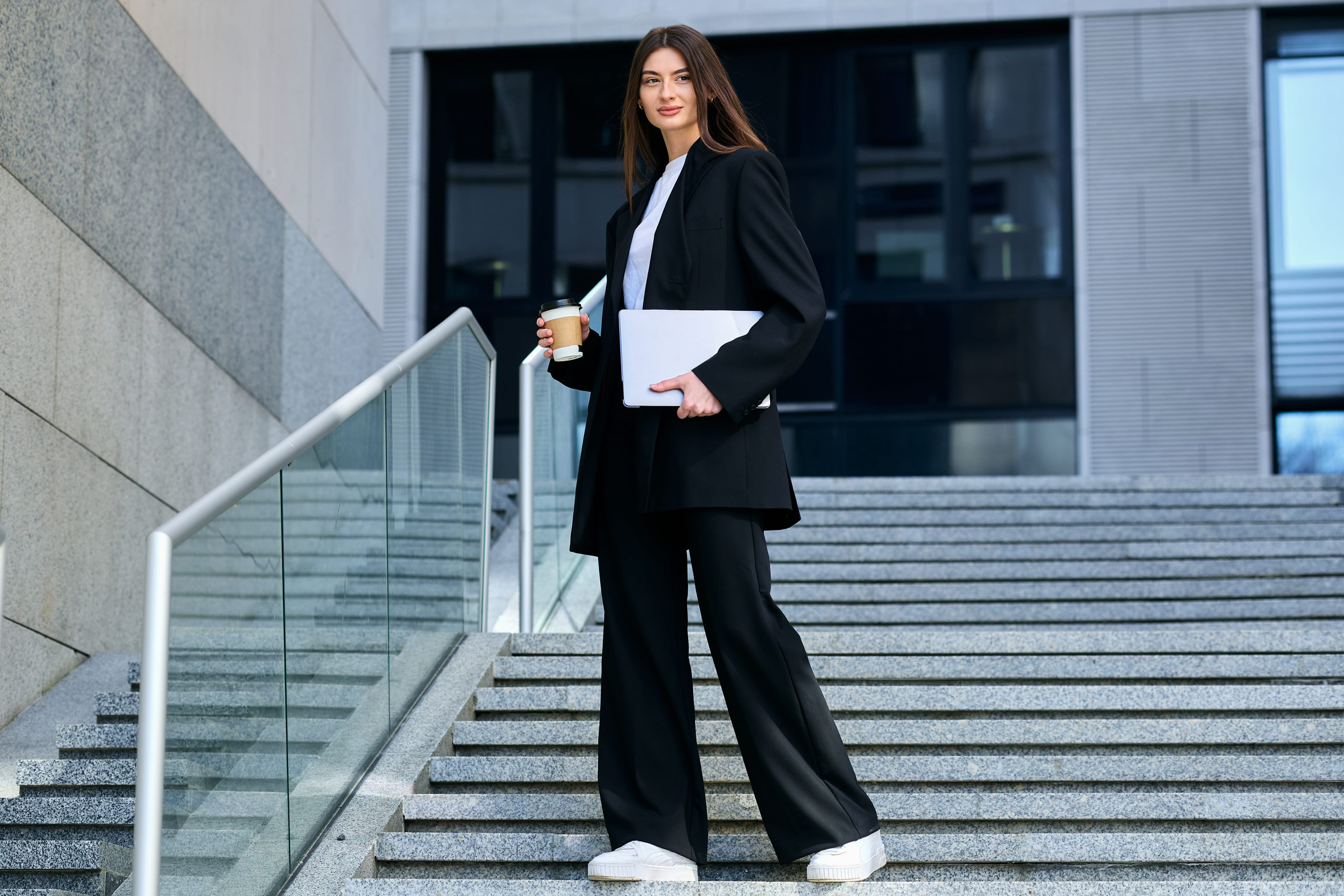 T恤配上為喇叭寬西裝褲，視覺上會拉長身形，同時有一種舒適感。圖/123RF圖庫