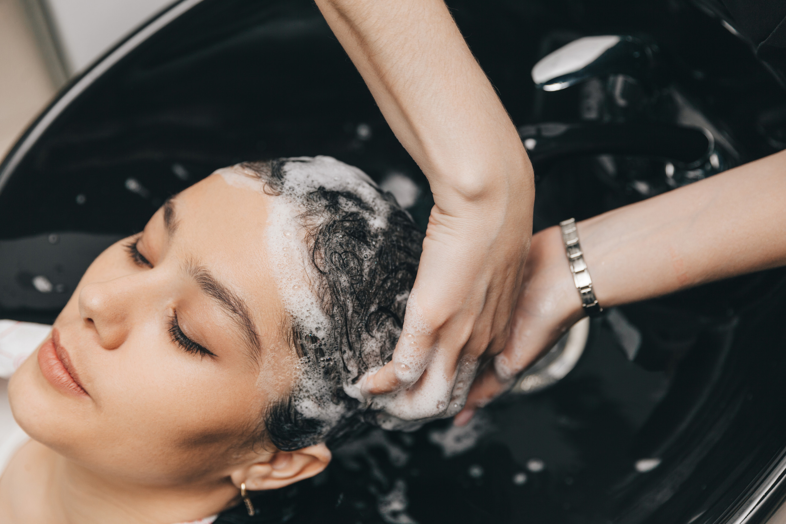 比起台式洗髮，越式洗頭更重視按摩體驗，技師洗頭同時也會幫客人按摩。圖/123RF圖庫