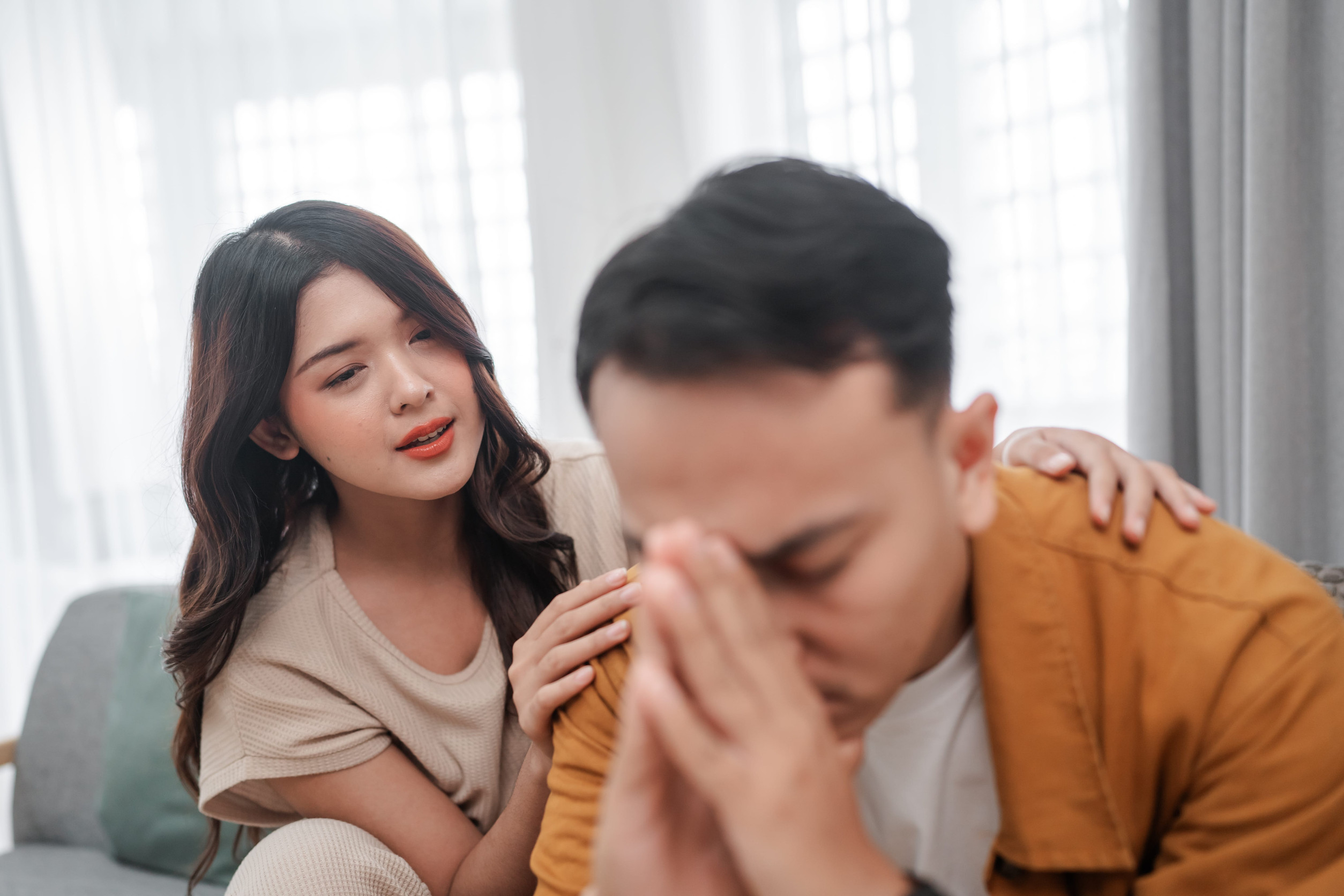 給他一個擁抱 讀懂男人淚水背後6個深層訊號 給他一個擁抱 讀懂男人淚水背後6個深層訊號