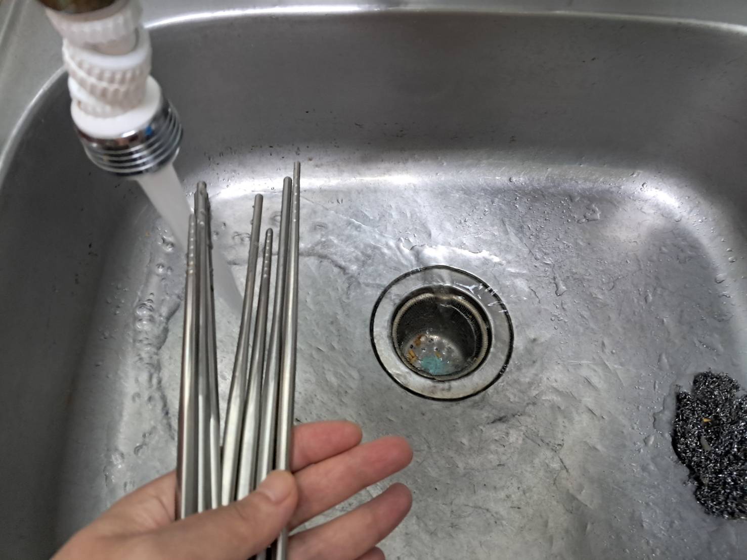 很多女孩在洗碗時為了求快，習慣把一大把筷子抓在手心，像是在玩抽籤一樣用力摩擦，這是不正確的方法。圖/李明真拍攝