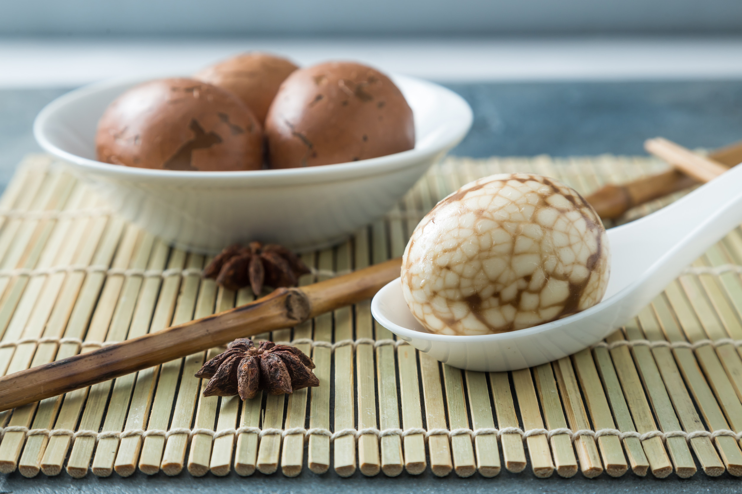 想要茶葉蛋好吃,茶葉的選擇是關鍵。建議使用發酵程度較高的紅茶或烏龍茶,味道才會厚實不苦澀。圖/123RF圖庫