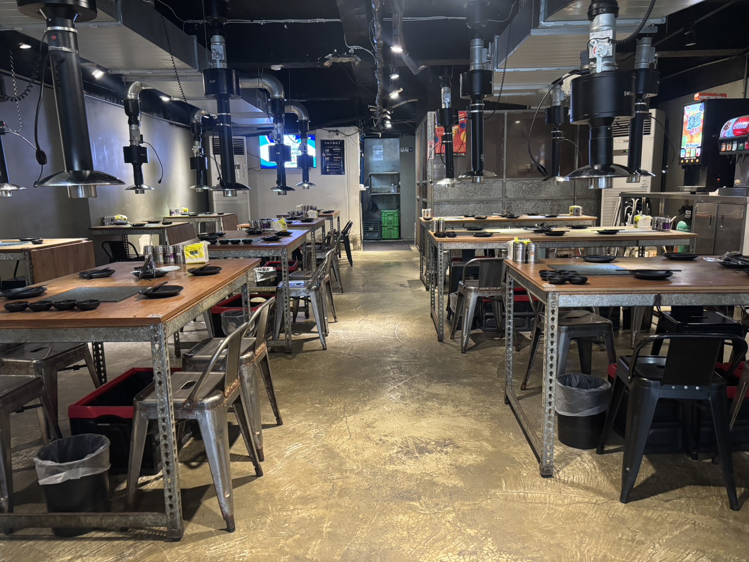 每張桌子皆配備烤爐與抽風設備,讓顧客可以安心享受燒烤的樂趣。舒適的座椅與寬敞的用餐空間,適合全家大小來用餐。圖/燒肉殿提供