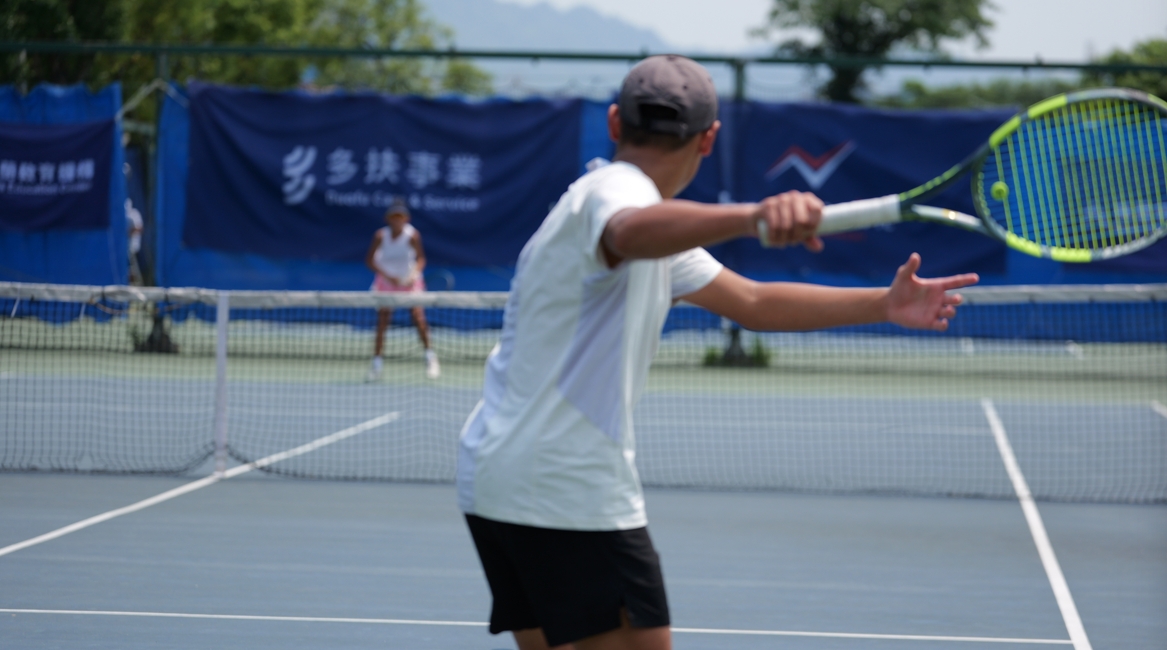 U14冠軍選手廖正銓及亞軍選手吳攸娜，中央球場出賽中。圖/breakpoint open提供