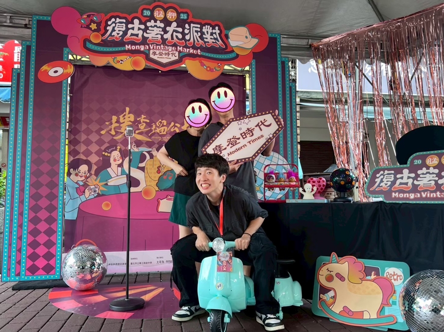 2026艋舺復古著衣派對現場設置懷舊感十足的復古時光打卡牆，精心佈置的場景吸引民眾攜家帶眷參與互動。圖/台北市艋舺服飾商圈促進會提供