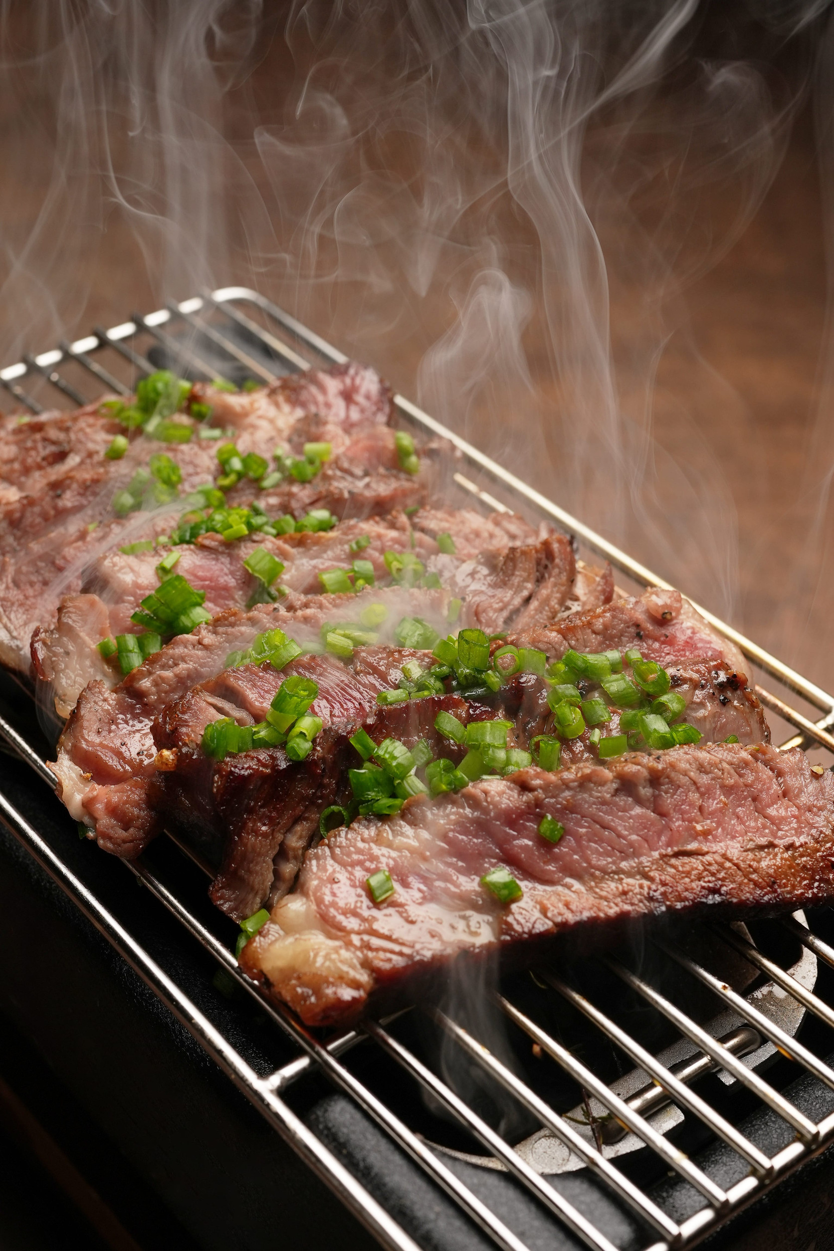 燒烤和牛肉汁滿溢，會讓人感動到想發一則帶有眼淚特效的限時動態。圖/123RF圖庫