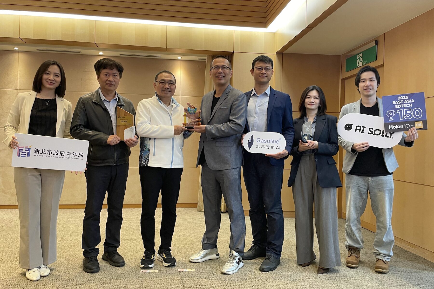 新北 AI 實力爆發！三組青創團隊橫掃國內外大獎     局長邱兆梅獻獎