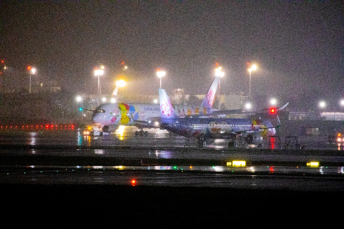 寶可夢迷看過來！華航「皮卡丘彩繪機」雙機罕見同框 網友Threads發文掀熱議