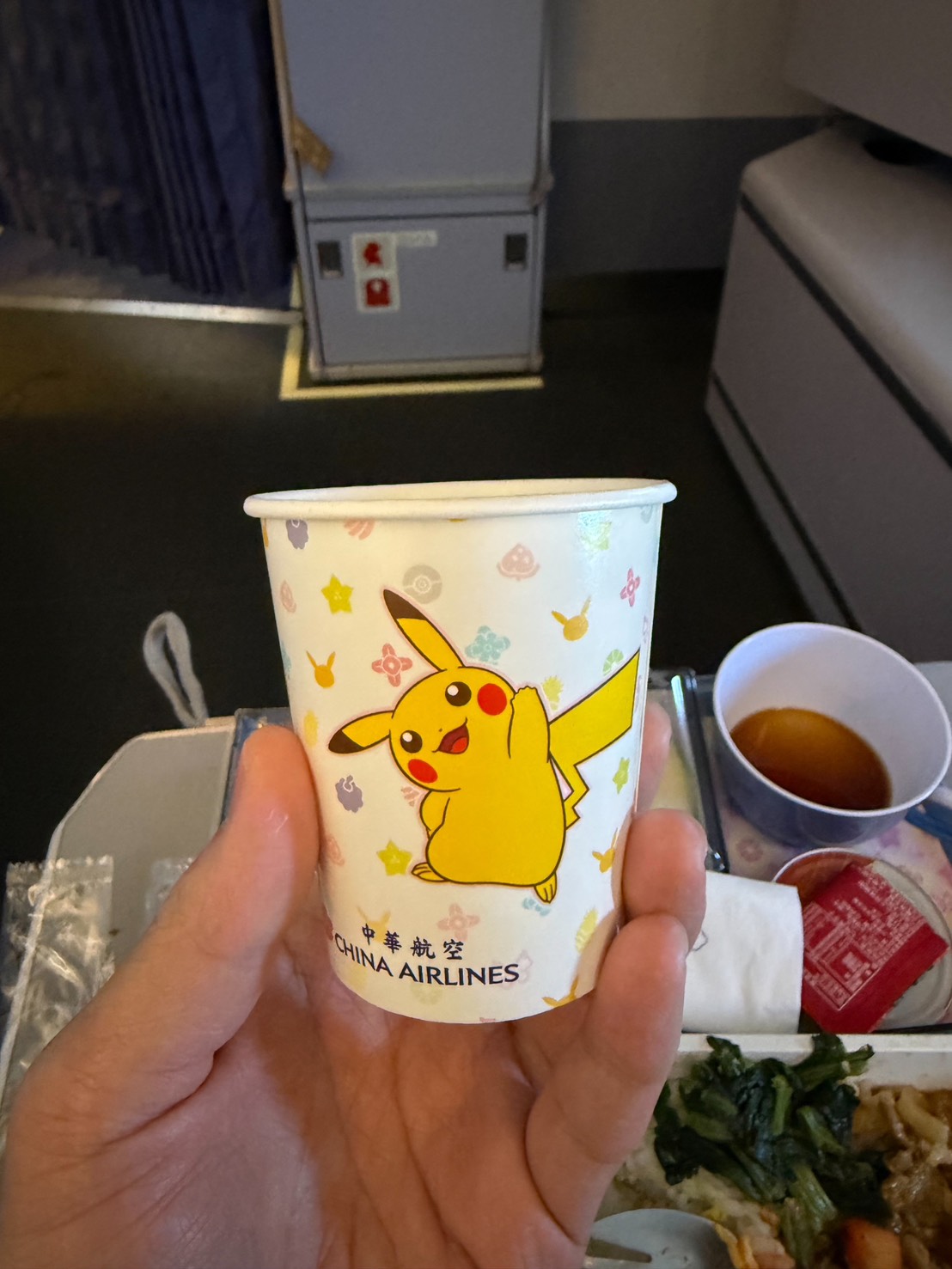 皮卡丘彩繪機上的備品，像是紙杯、餐墊紙、枕頭等，都繪製可愛的寶可夢圖案。圖/讀者提供