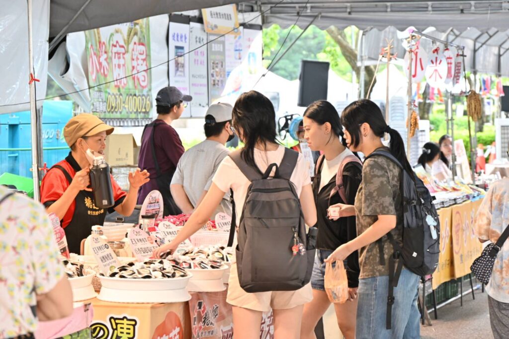 民眾遊逛好物市集。圖/台北市溫泉發展協會提供