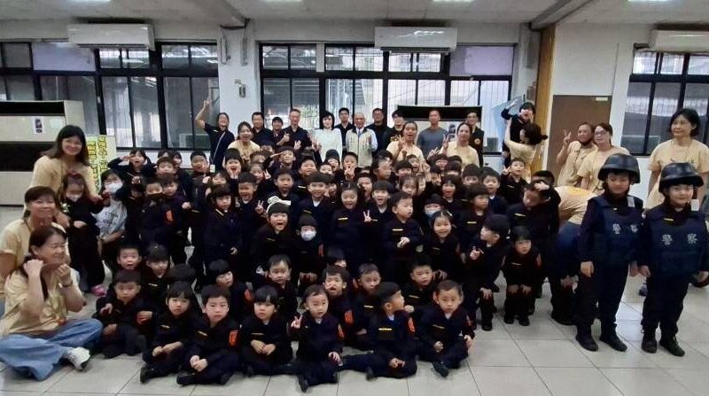 萌翻警局！ 母親節前夕幼童化身警察學守護與自保
