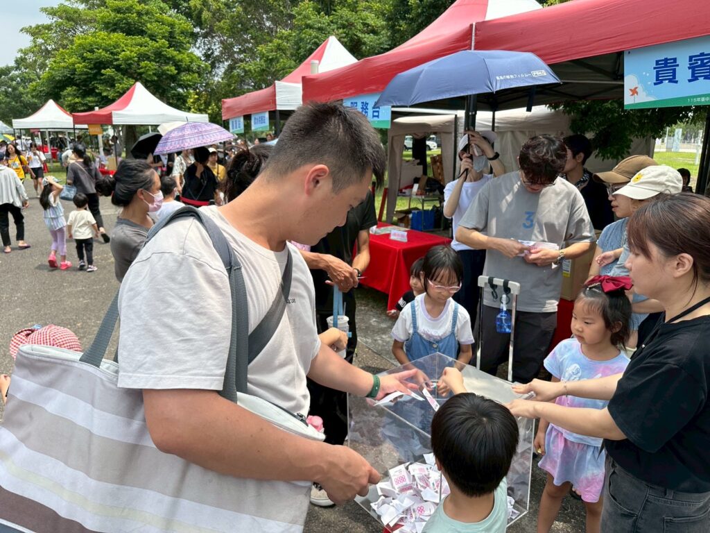 民眾踴躍參加摸彩。圖/台中市家庭教育中心提供