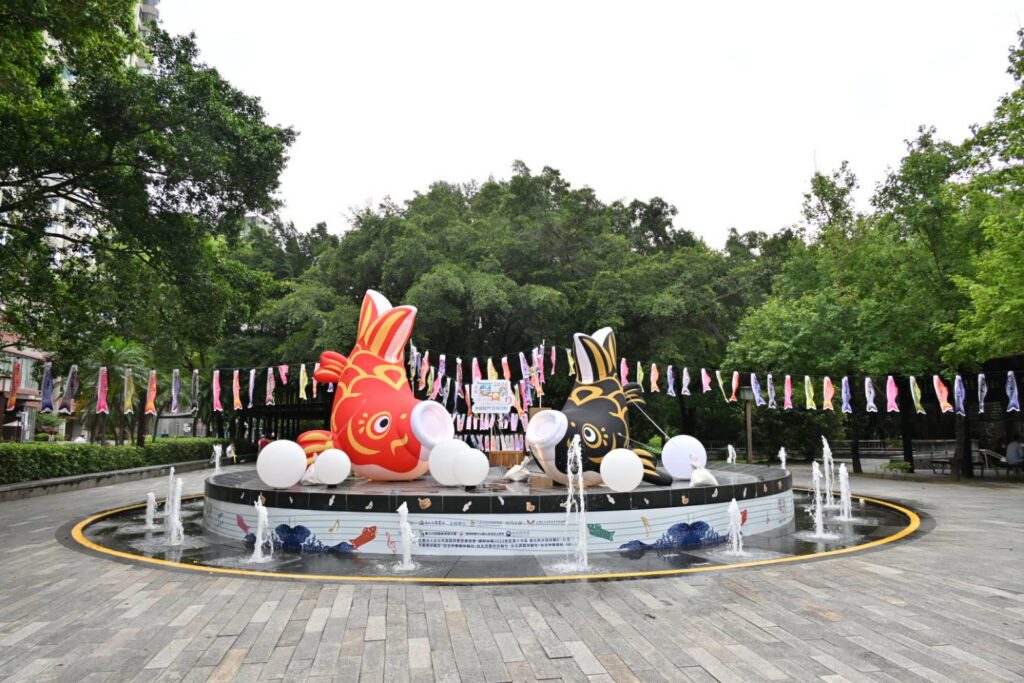 活動期間於北投公園噴水池上方設有2隻鯉魚裝置，歡迎大小朋友在這裡拍出絢麗繽紛照片。圖/台北市溫泉發展協會提供