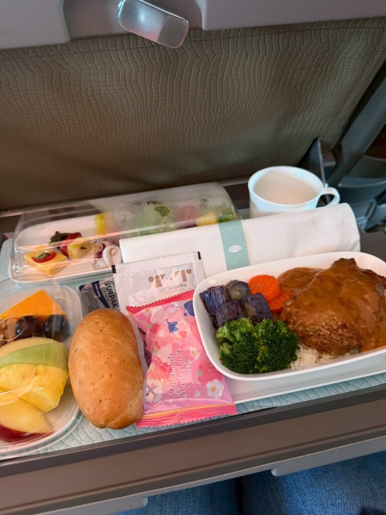 經典的燒肉風味在高空中原味呈現，華航貼心照顧全艙等旅客，收服大批饕客的味蕾。圖/讀者提供