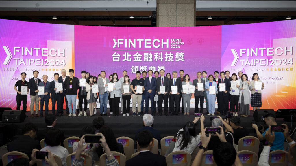 得獎者人才濟濟，涵蓋資訊、金融、永續各大領域。圖為2024台北金融科技獎得獎團隊大合照。圖/金融總會與台灣金融研訓院提供