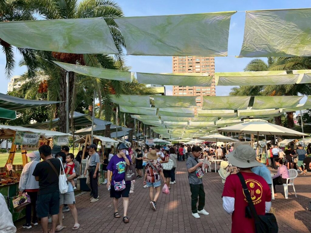 去年在神農市集辦理的高雄金煌芒果季活動，現場人潮眾多。圖/高雄市政府農業局提供