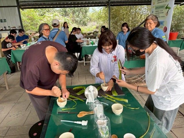 參與民眾在專業導師的指導下，專注地將現採蘆薈去皮、搗碎，調製蘆薈洗潔精，透過手作感受綠色生活的魅力。圖/高雄市政府農業局提供