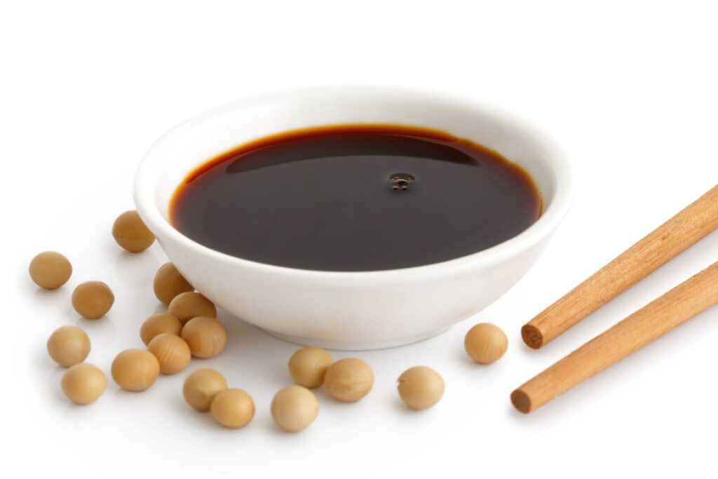 黃豆醬油則顯得活潑清爽，適合拿來炒菜、做沾醬或快炒。圖/123RF圖庫