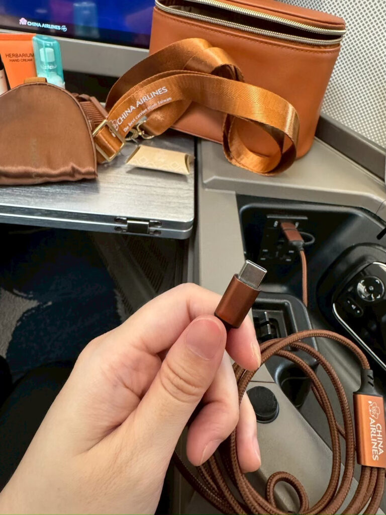 包內附贈了整線器以及多插頭萬用快充充電線,完備的機能性設計讓旅客大讚送到心坎裡。圖/讀者提供