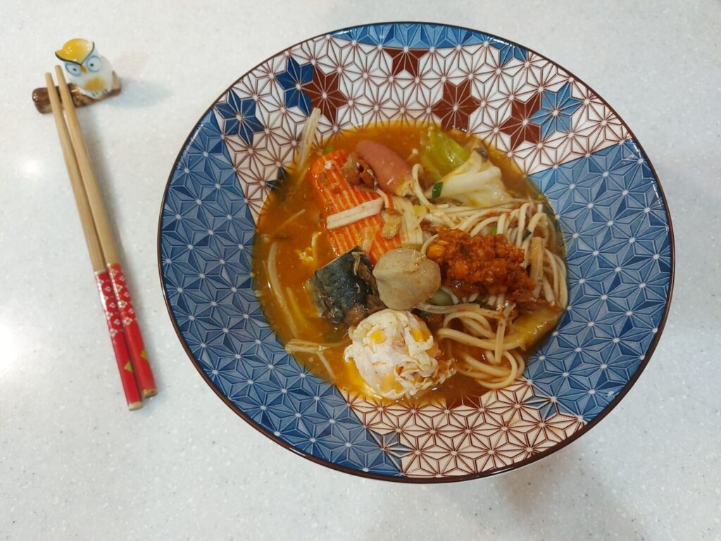 經典的「颱風麵」是許多台灣人的共同回憶，將麵條、雞蛋、青菜與各式食材下鍋，最後挖上一匙廣達香肉醬提味即可上桌。圖/鄭欣宜拍攝