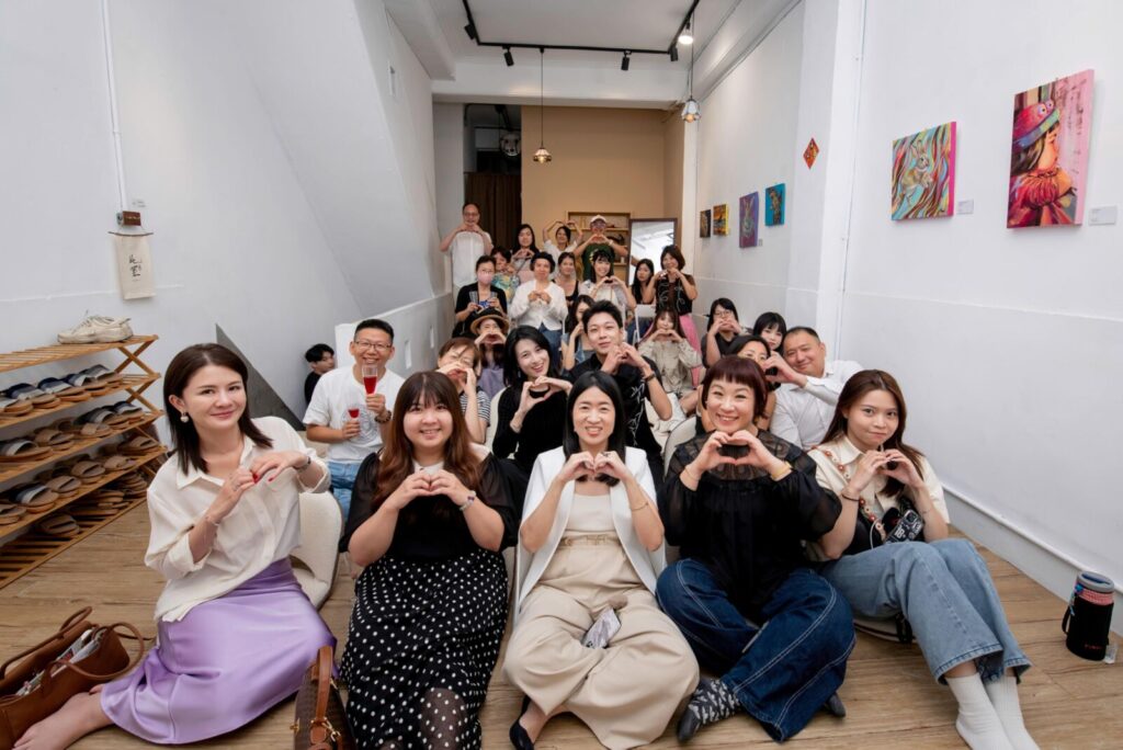 展覽活動圓滿成功，創辦人陳佳瑗（第一排中）與藝術家簡名辰（第一排右2）和現場的參觀者溫馨合影。圖/說說畫Art Studio提供