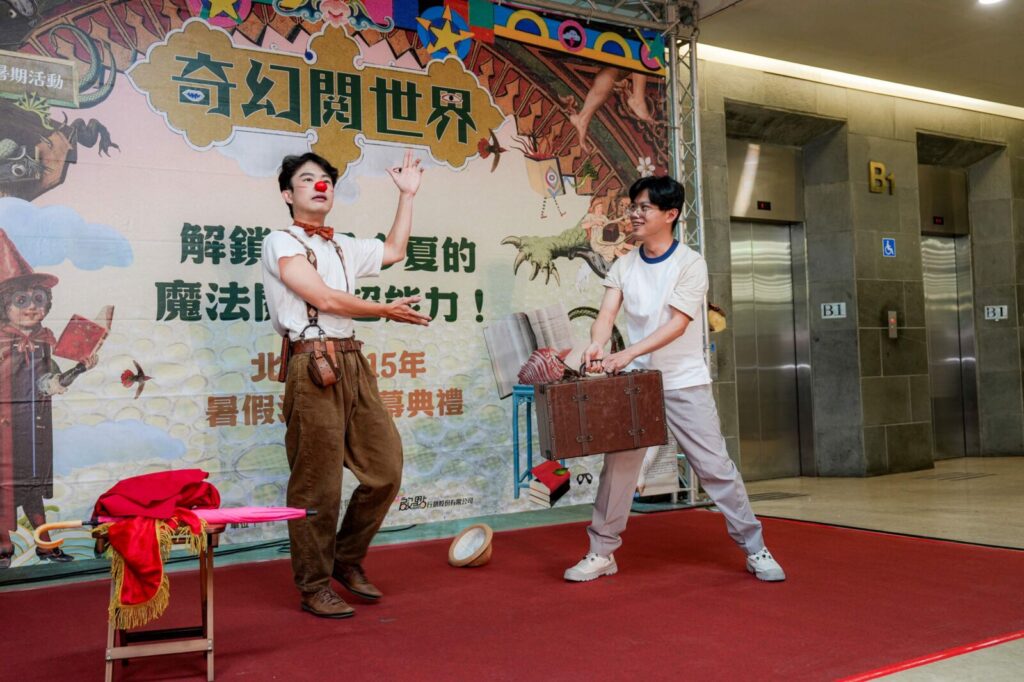 開場由《流浪先生》帶來精彩的肢體戲劇演出。圖/臺北市立圖書館提供