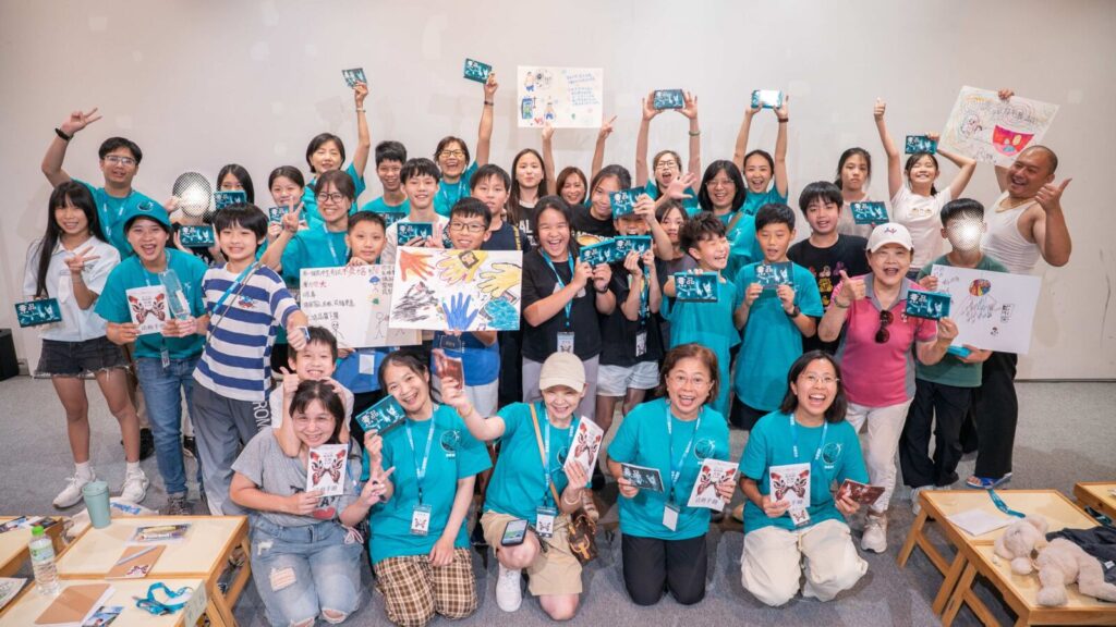 毒品真相夏令營於板橋登場，學員與志工們開心地展示反毒手繪創作與宣導手冊，現場氣氛熱絡。圖/台灣健康志工協會提供
