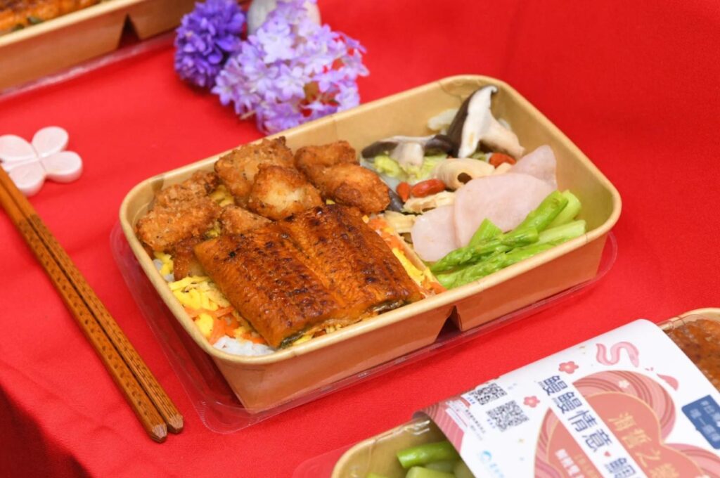 「鰻鰻情意 鯛嘴好滋味」臺鐵聯名便當開賣！便當以嚴選國產鰻魚及臺灣鯛作為雙主菜，搭配豐富配菜，美味又傳遞七夕佳節心意。圖/農業部提供