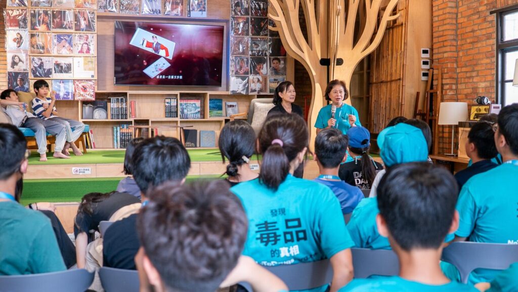 講師運用「無毒世界基金會」教材進行專業宣導與互動討論，引導青少年正視毒品危害，建立獨立思考與拒絕誘惑的能力。圖/台灣健康志工協會提供