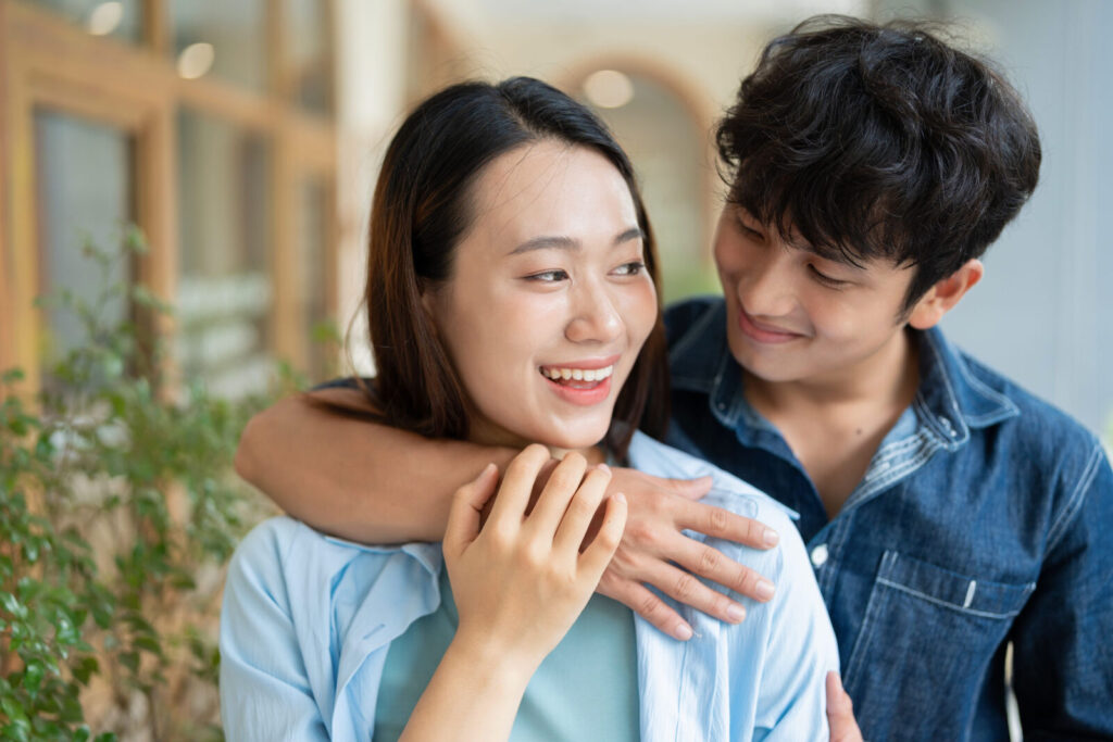 回到有妳在的空間，對他來說就是最安全的天堂。當他像隻無尾熊一樣黏著妳、用疊字跟妳說話時，其實是在用最低成本的方式釋放壓力。圖/123RF圖庫
