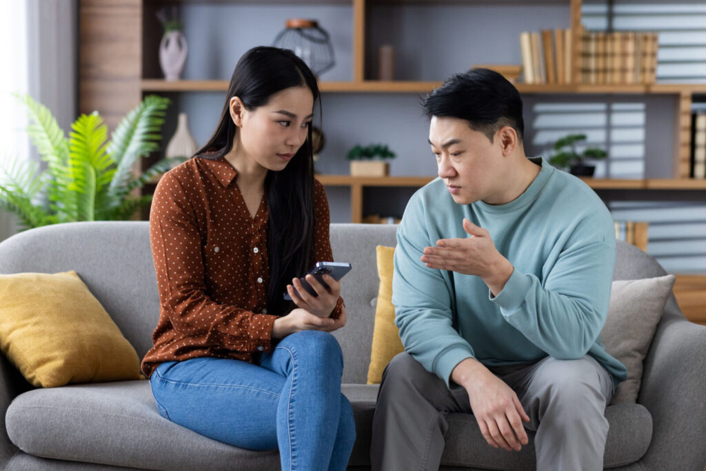 如果妳必須常常檢查伴侶的手機,才能消解內心的不安全感,那你們的關係只會越來越差。圖/123RF圖庫