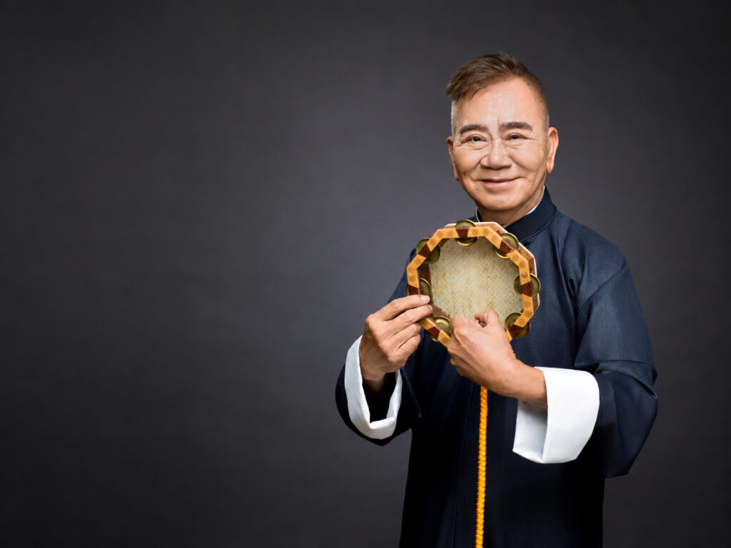說唱藝術家王振全手持傳統樂器八角鼓，神采奕奕展現語言藝術的魅力。圖/四方茶館提供