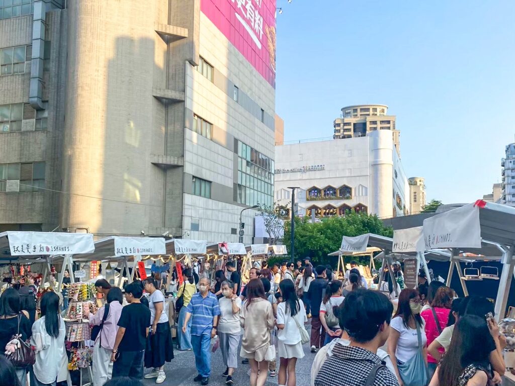 來心中山線形公園逛市集吧!從生活選物、手作工藝、美食小點到特色商品通通都有。圖為市集活動現場盛況。圖/愛手創提供