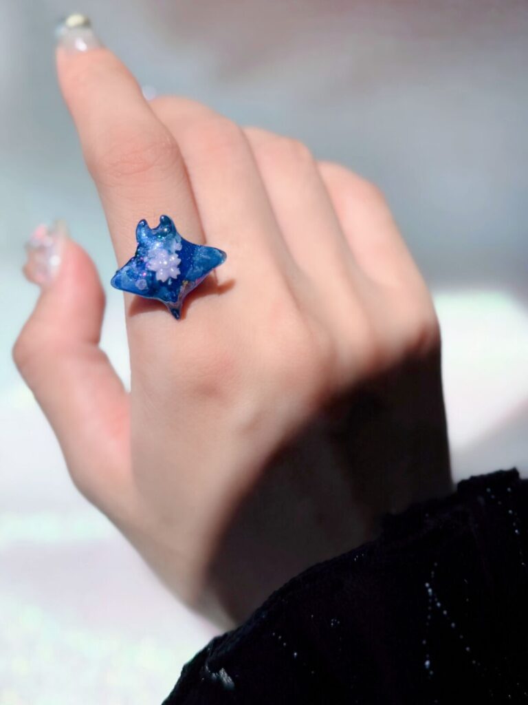 海獸花園是一座誕生於深海的幻想世界。職人將自身對海的喜愛融入創作中,將「魟魚」化身為品牌的主軸。圖為該品牌所設計的魟魚造型戒指。 圖/海獸花園提供