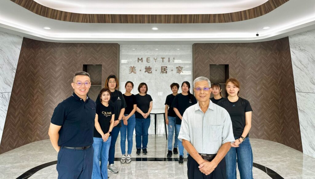 美地居家寢具董事長杜仁成(前排右)和總經理梁雁捷(前排左)共同表示,美地將持續用MIT職人精神守護國人的生活品質。圖/美地居家寢具提供