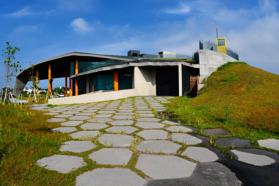 壯圍沙丘旅遊服務園區融合在地地景與現代設計,呈現人文與自然和諧共生的地景美學。(圖/東北角及宜蘭海岸國家風景區管理處提供)