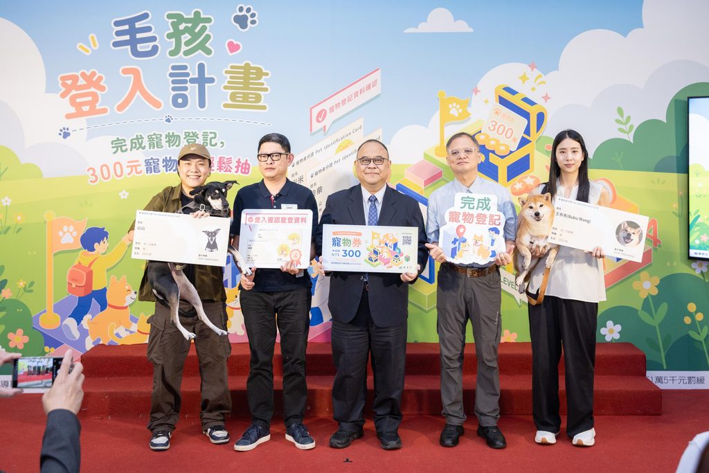 農業部動物保護司司長江文全(中),與現場來賓共同合影呼籲飼主落實寵物登記。圖/農業部提供